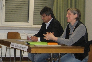 Bürgermeister Schulz und Annemarie Duske beim Dorfgespräch Rauischholzhausen